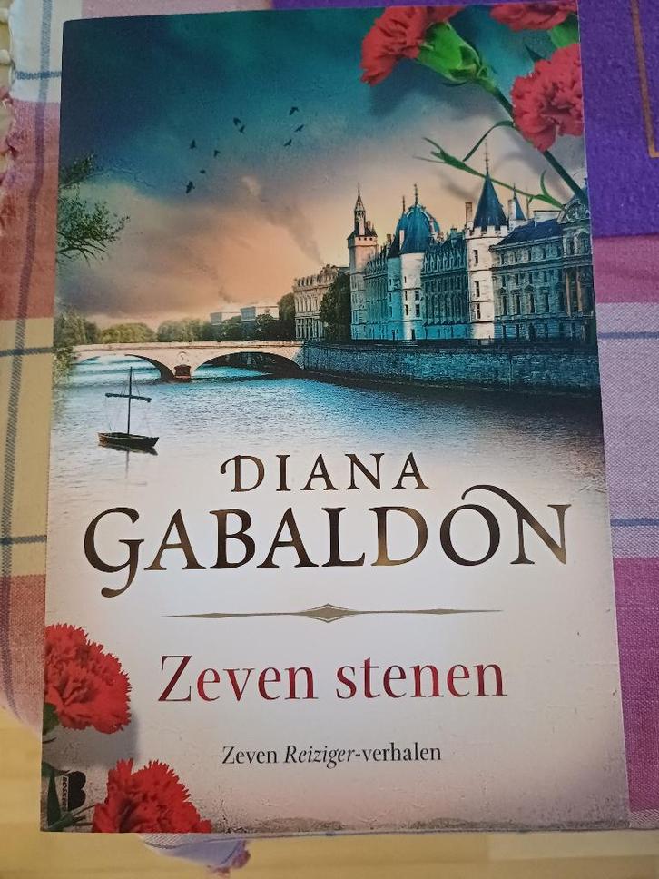Diana Gabaldon De Zeven Stenen., Boeken, Romans, Zo goed als nieuw, Ophalen