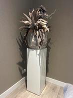 Sierplant met bruine tinten op witte pilaar, Ophalen, Zo goed als nieuw