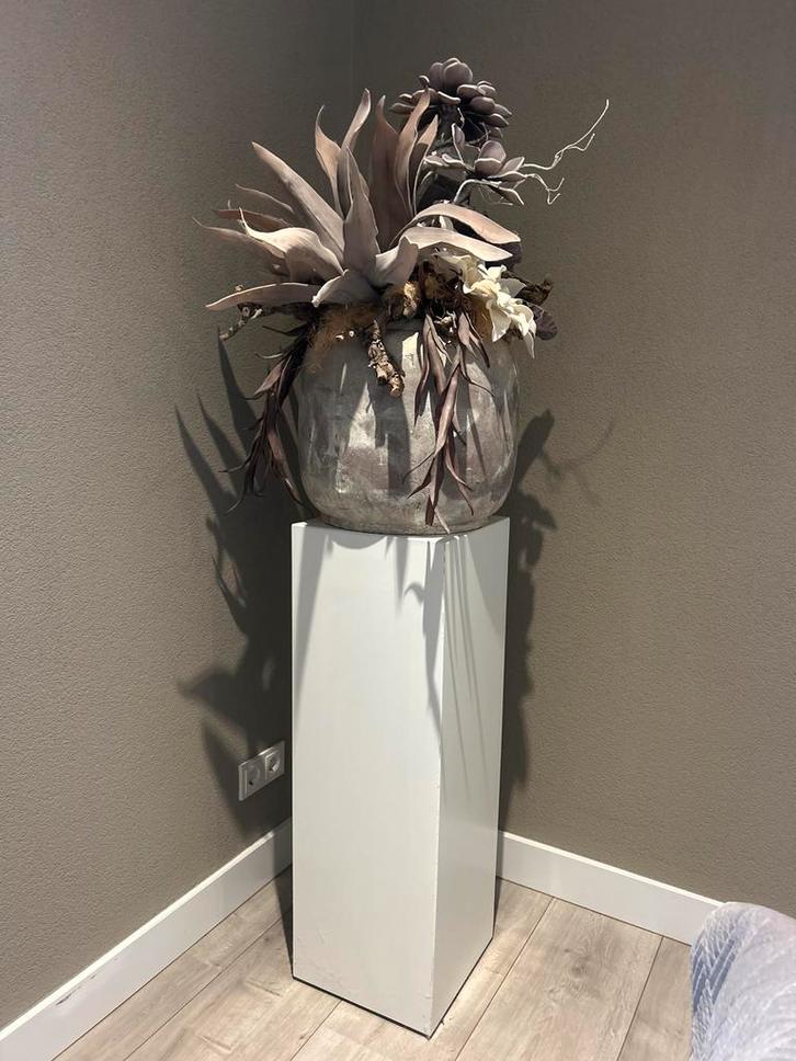 Sierplant met bruine tinten op witte pilaar, Huis en Inrichting, Woonaccessoires | Zuilen en Pilaren, Zo goed als nieuw, Ophalen