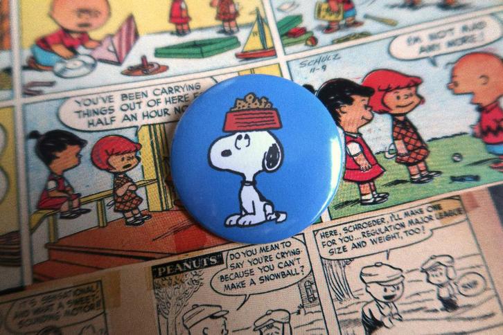 Snoopy Peanuts Comics 44MM Button Pin Broche, Verzamelen, Stripfiguren, Nieuw, Overige typen, Snoopy, Verzenden