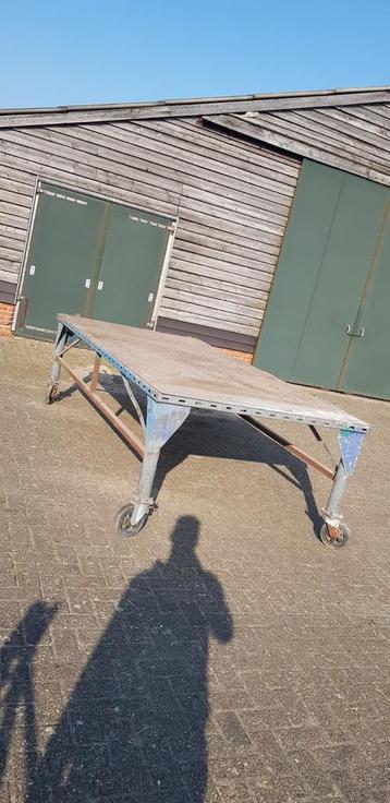Stalen werkbank/tafel beschikbaar voor biedingen