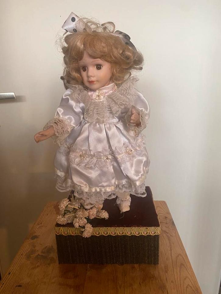 Oude speeldoos met pop div functie,s, Antiek en Kunst, Antiek | Speelgoed, Ophalen of Verzenden