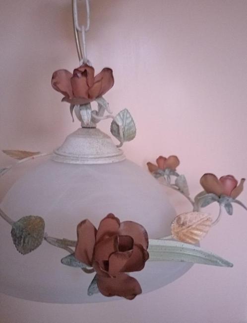 Mooie als nieuwe hanglamp met wit glazen kap en rozen, Huis en Inrichting, Lampen | Hanglampen, Zo goed als nieuw, Minder dan 50 cm