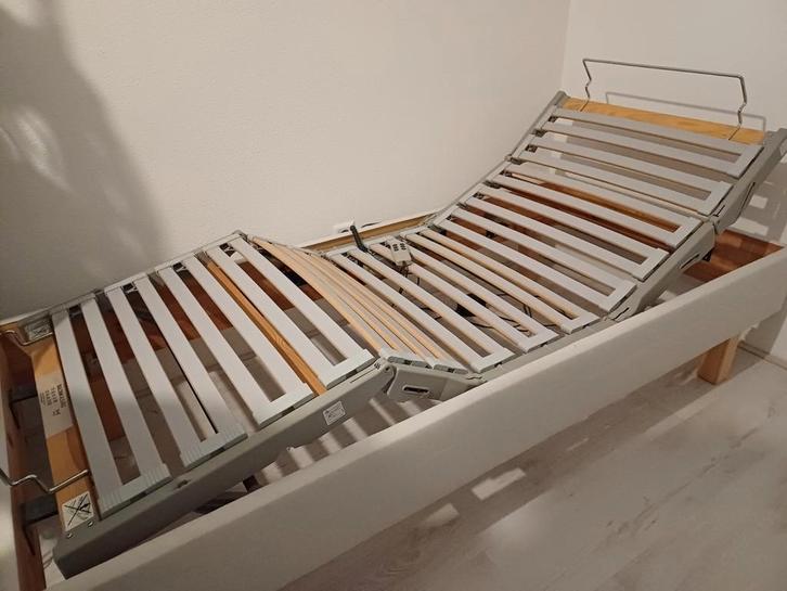 Elektrisch verstelbaar bed met afstandsbediening., Huis en Inrichting, Slaapkamer | Bedden, Zo goed als nieuw, Eenpersoons, 90 cm