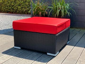 Wicker poef bijzettafel met Rood Kussen beschikbaar voor biedingen