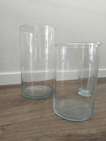 Vazen van glas beschikbaar voor biedingen