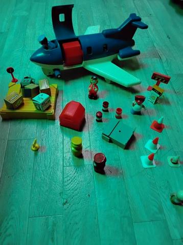 Vliegtuig, met poppetjes,pakketjes beschikbaar voor biedingen