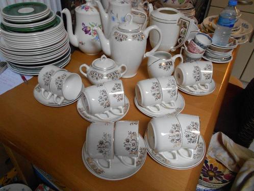 Tekoop 12 persoon koffieservies boch la louviere , gouden bl, Antiek en Kunst, Antiek | Servies compleet, Ophalen of Verzenden