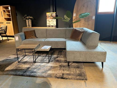 Prachtige grijze hoekbank met comfortabele zit! OP=OP!, Huis en Inrichting, Banken | Complete zithoeken, Nieuw, Hout, Metaal, Stof