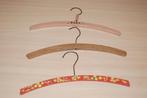 Hangertje kleding kinderen.                 Breedte 26 cm., Ophalen of Verzenden, Gebruikt