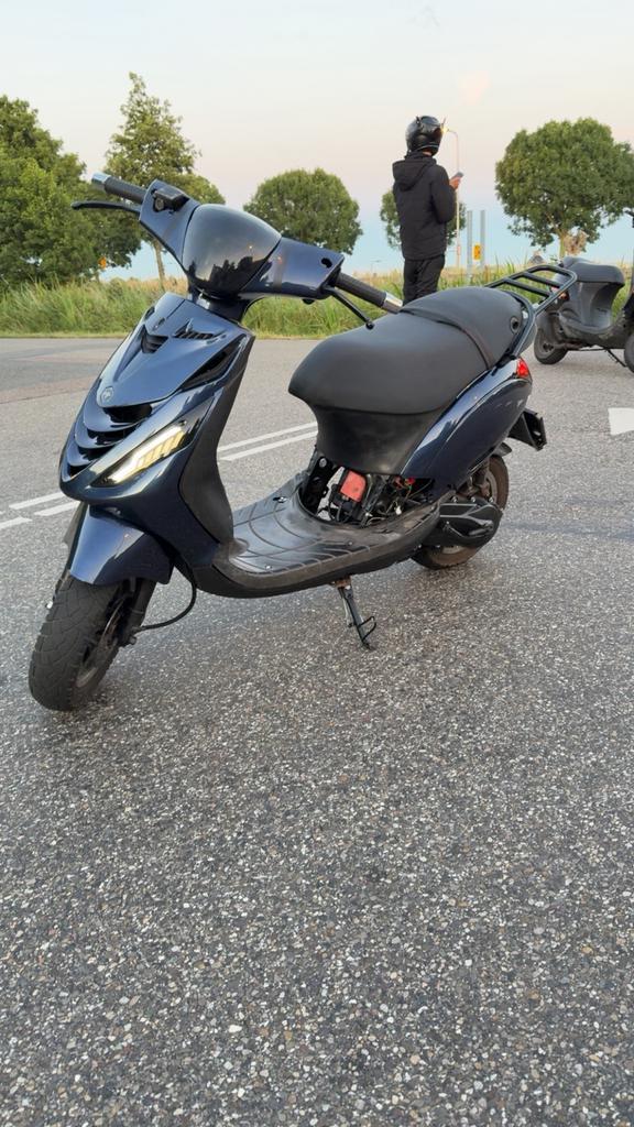 Piaggio zip 70cc, Fietsen en Brommers, Scooters | Piaggio, Zo goed als nieuw, Zip, Maximaal 45 km/u, Benzine, Ophalen