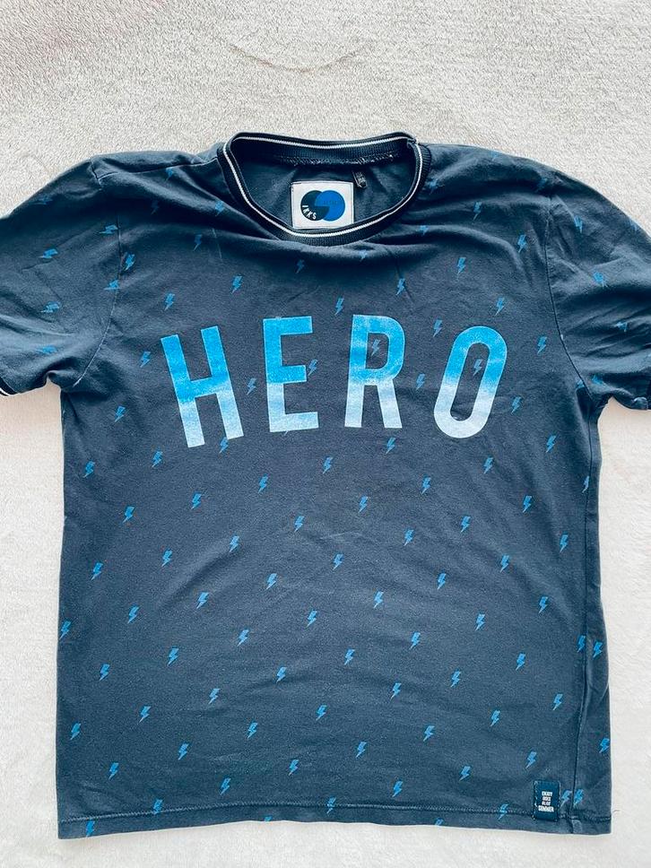 T-Shirt IKKS ‘HERO’ Maat 146-152 Donkerblauw Als nieuw, Kinderen en Baby's, Kinderkleding | Maat 146, Zo goed als nieuw, Jongen of Meisje