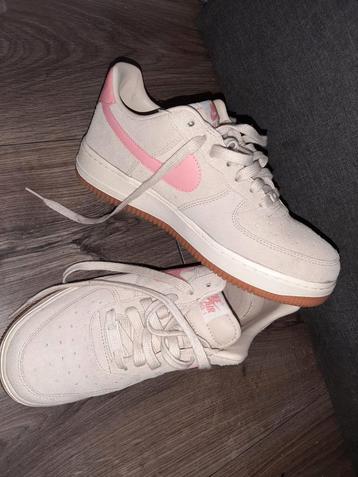 Nike Air Force 1 maat 40 - Beige/Roze beschikbaar voor biedingen