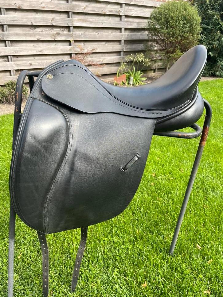 BB saddle dressuurzadel 18,5 dikke wrong, diepe zit, Dieren en Toebehoren, Paarden en Pony's | Zadels, Zo goed als nieuw, Dressuur