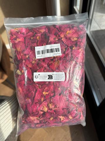 Zak met 250 gram gedroogde rozenblaadjes / strooibloemen beschikbaar voor biedingen