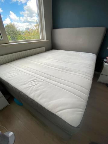 Grijze boxspring 160x200 beschikbaar voor biedingen