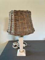 Wit schemerlampje met rieten kap, Huis en Inrichting, Lampen | Tafellampen, Ophalen, Minder dan 50 cm, Hout, Landelijk, modern