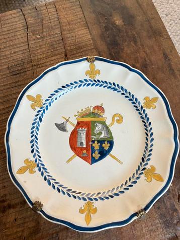 Antieke 18e-eeuwse Franse Faience Heraldische Schotel- Rouen beschikbaar voor biedingen