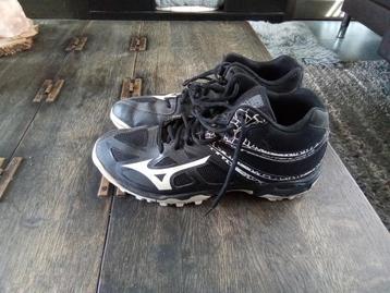 Mizuno korfbal schoenen maat 42  kunstgras  beschikbaar voor biedingen
