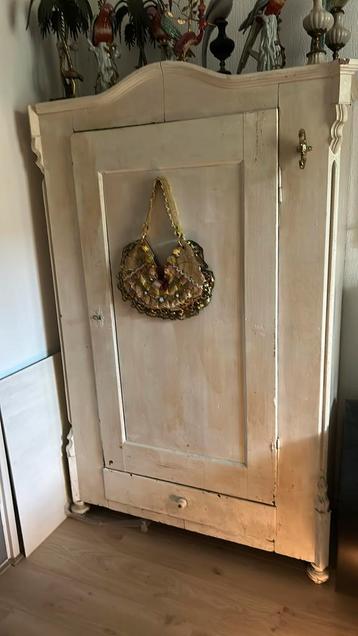 Antieke boerderij kast. Wit. Mooie staat!! Rond 1890 beschikbaar voor biedingen