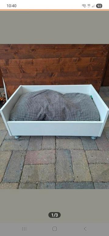 Witte hondenmand met uitwasbare kussen. beschikbaar voor biedingen