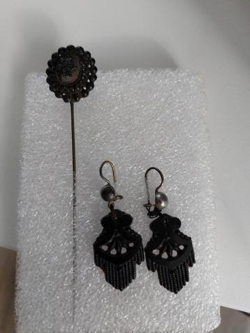 Antieke Rouw Oorbellen & Speld beschikbaar voor biedingen