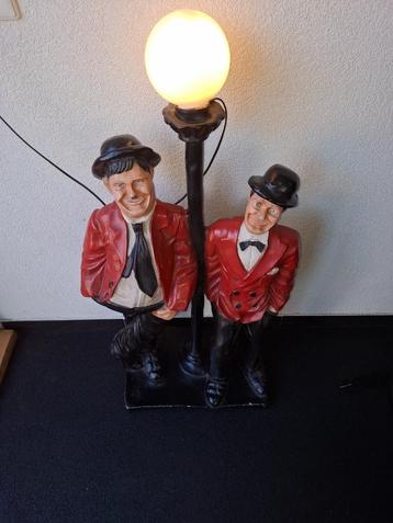 beelden laurel en hardy met lamp beschikbaar voor biedingen