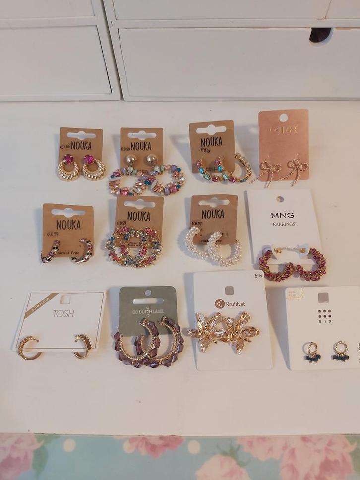 Nieuw! Lot van 12 stuks goudkleurige oorbellen oorhangers., Sieraden, Tassen en Uiterlijk, Oorbellen, Nieuw, Ophalen of Verzenden