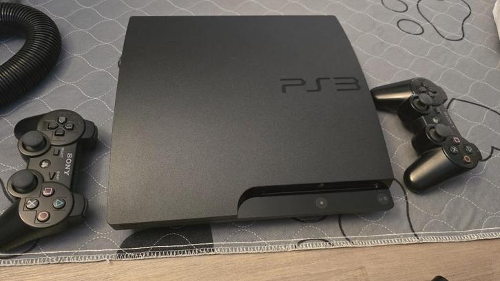 Playstation 3 with 2 controllers, Spelcomputers en Games, Spelcomputers | Sony PlayStation 3, Gebruikt, Slim, Met 2 controllers