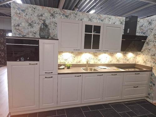 Luxe landelijke showroomkeuken ,  Angora grijs  kleurige fro, Huis en Inrichting, Keuken | Complete keukens, Gebruikt, Enkelwandige keuken