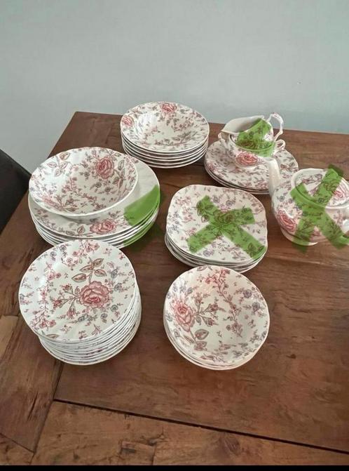 Johson Brothers bloemen servies, Antiek en Kunst, Antiek | Servies compleet, Ophalen