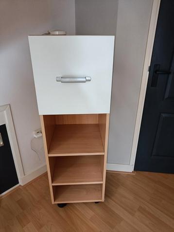 Hoge smalle kast voor de slaapkamer.