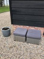Te koop twee voeten bankjes wicker, Ophalen, Gebruikt