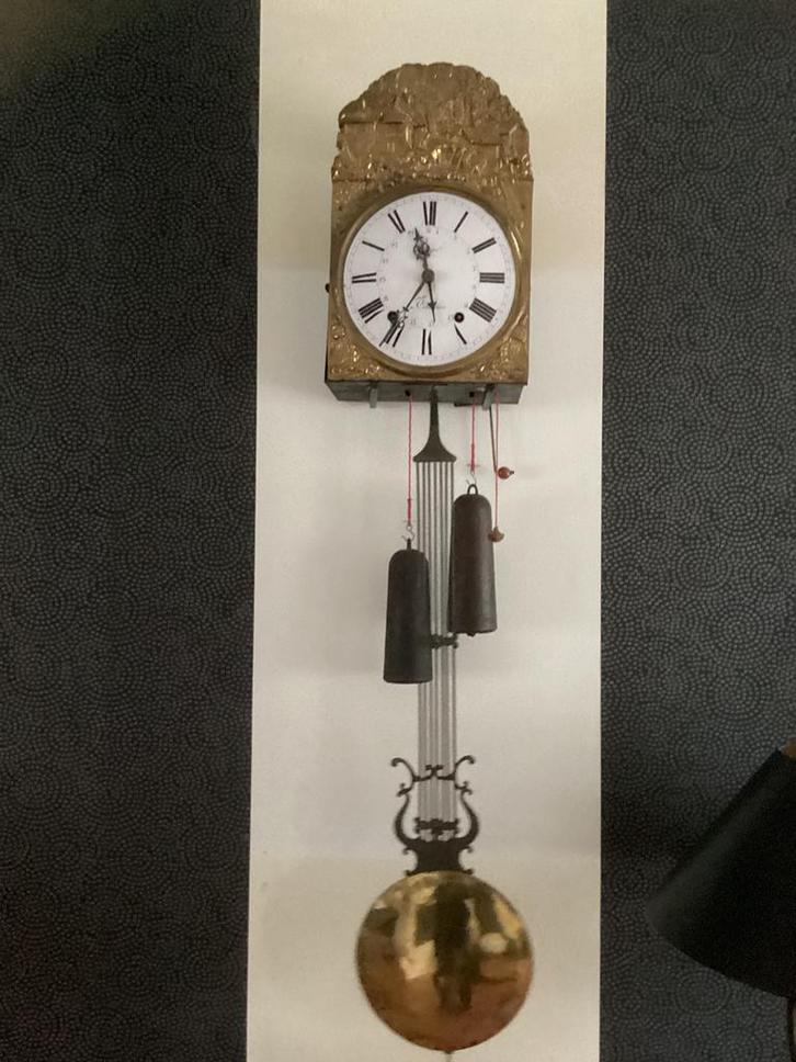 Franse Comtoise met Harpslinger en Datum Aanduiding, Antiek en Kunst, Antiek | Klokken, Ophalen