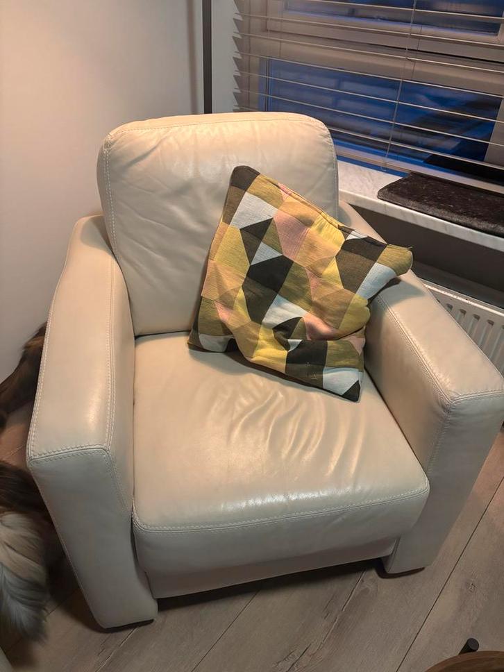 2 Gebroken Witte Fauteuils - ZGAN, Huis en Inrichting, Fauteuils, Zo goed als nieuw, Leer, 75 tot 100 cm, Ophalen