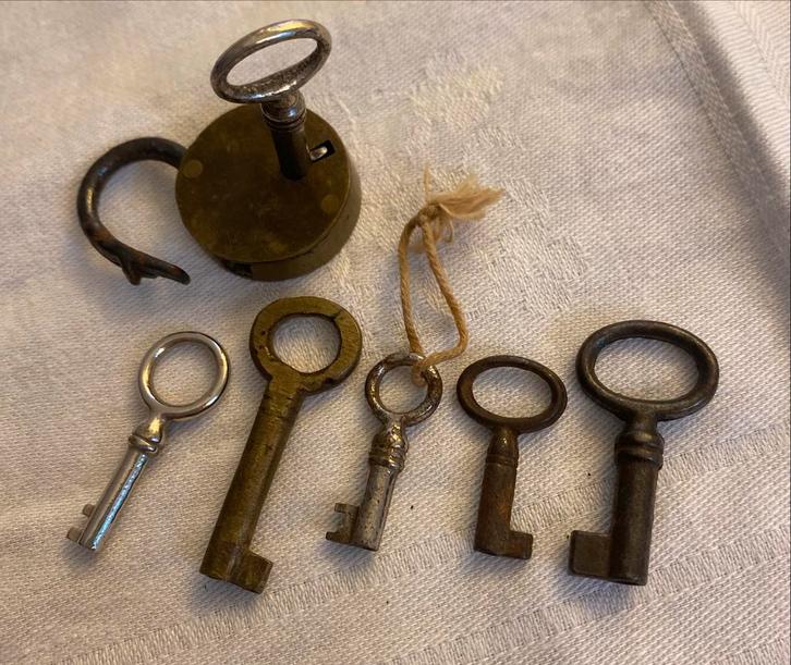 Oude Sleutels met Hangslot, Antiek en Kunst, Antiek | Overige Antiek, Ophalen of Verzenden