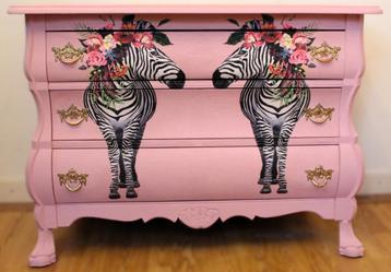 Een roze ladekast buikkastje XXL “Zebra” eclectisch, brocant beschikbaar voor biedingen