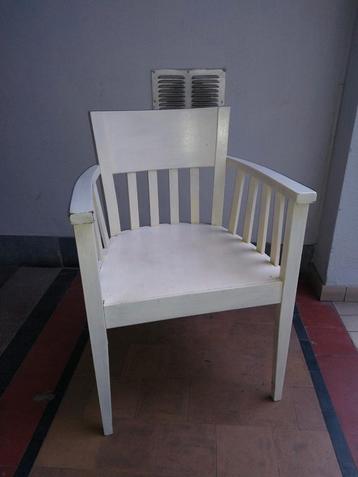 Robuuste, eiken stoelen wit gebeitst beschikbaar voor biedingen