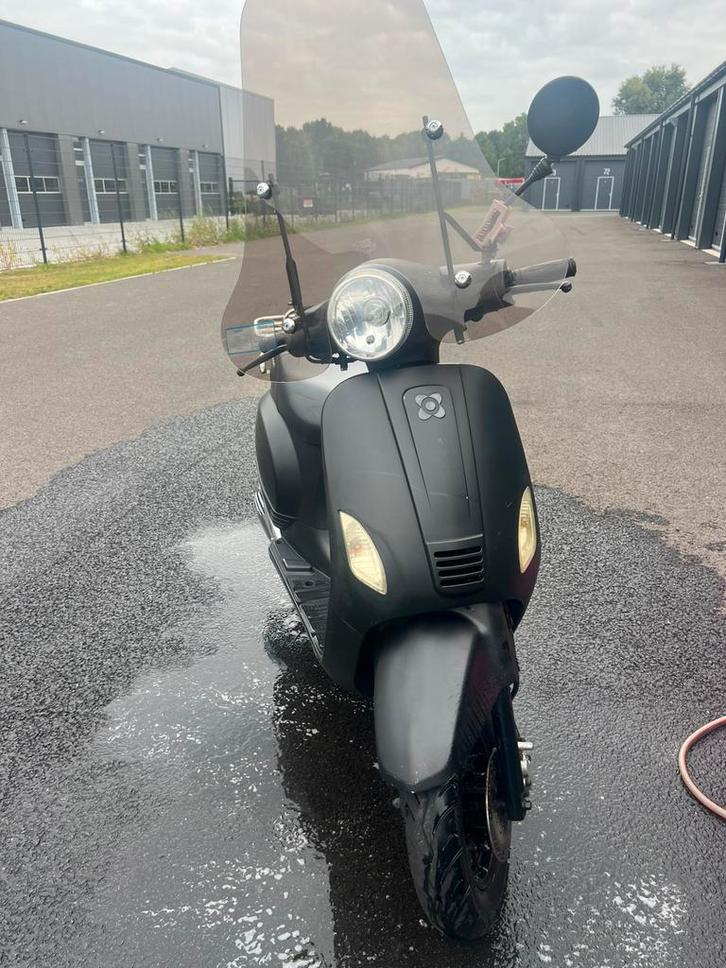 agm vx50i, Fietsen en Brommers, Snorfietsen en Snorscooters, Zo goed als nieuw, Overige merken, Benzine, Ophalen