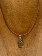 Zilveren hanger met tijgeroogsteen aan leren veter, Bruin, Nieuw, Ophalen of Verzenden, Met edelsteen