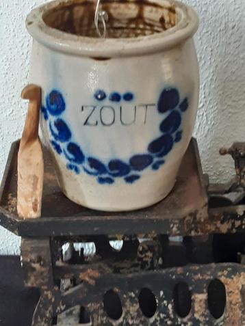 Keulse zoutpot +houten schepje,landelijk ,stoer brocante beschikbaar voor biedingen