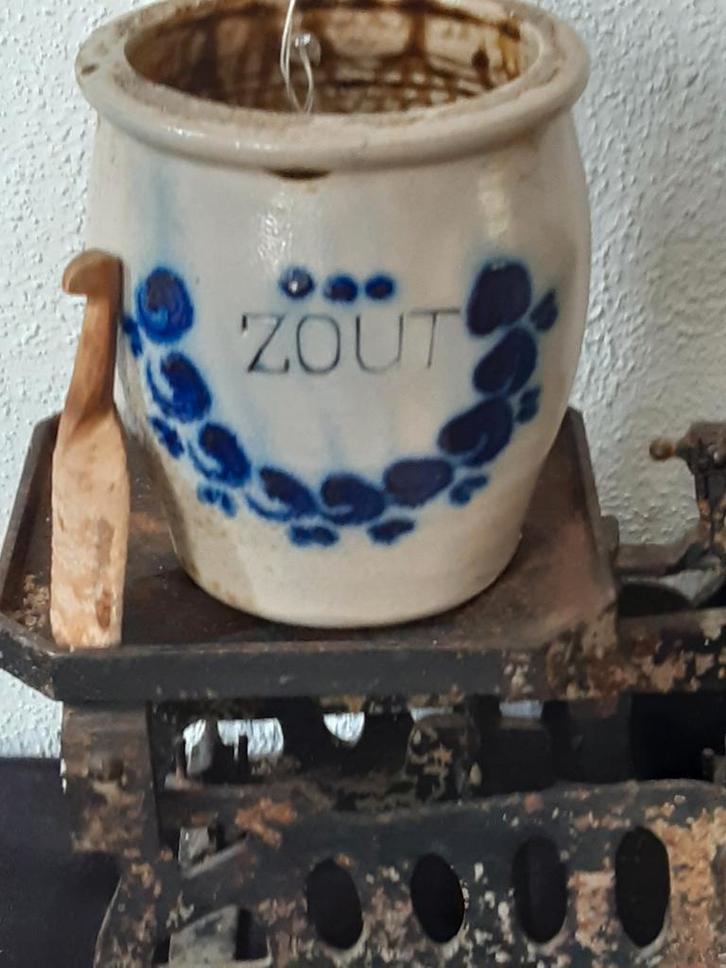 Keulse zoutpot +houten schepje,landelijk ,stoer brocante, Antiek en Kunst, Curiosa en Brocante, Ophalen of Verzenden