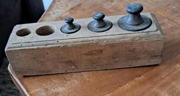 Houten blok met 3 gewichten beschikbaar voor biedingen