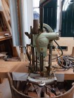 Elu tafel ketting frees, Ophalen