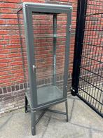 Fabrikor vitrine kast, Ophalen, Zo goed als nieuw, 25 tot 50 cm, Metaal