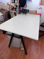 Ikea bureau met 2 tassenhaken, Huis en Inrichting, Bureaus, Ophalen, Zo goed als nieuw