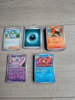 Kerst cadeautje pokemon blik + 100 kaarten, Ophalen of Verzenden, Zo goed als nieuw, Meerdere kaarten
