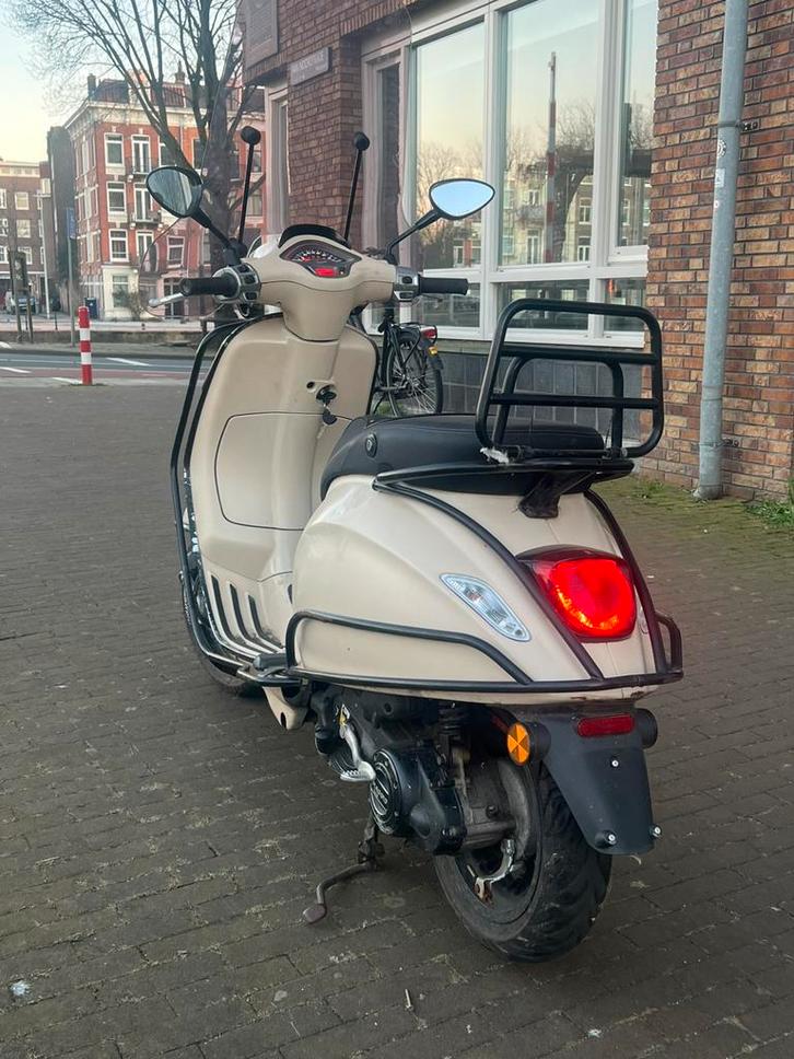 Een hele mooie Vespa 2017, Fietsen en Brommers, Scooters | Vespa, Zo goed als nieuw, Benzine, Ophalen