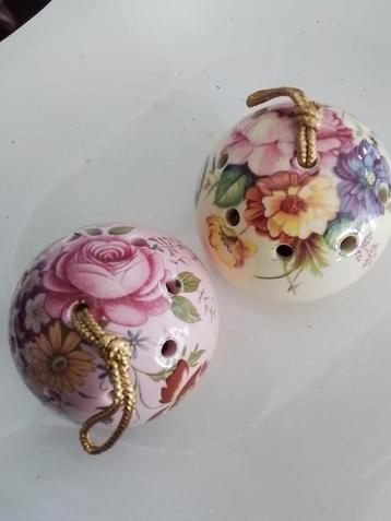 Twee oude Engelse bloemen pomanders/geurbollen