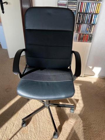 Zeer nette zwarte burostoel beschikbaar voor biedingen